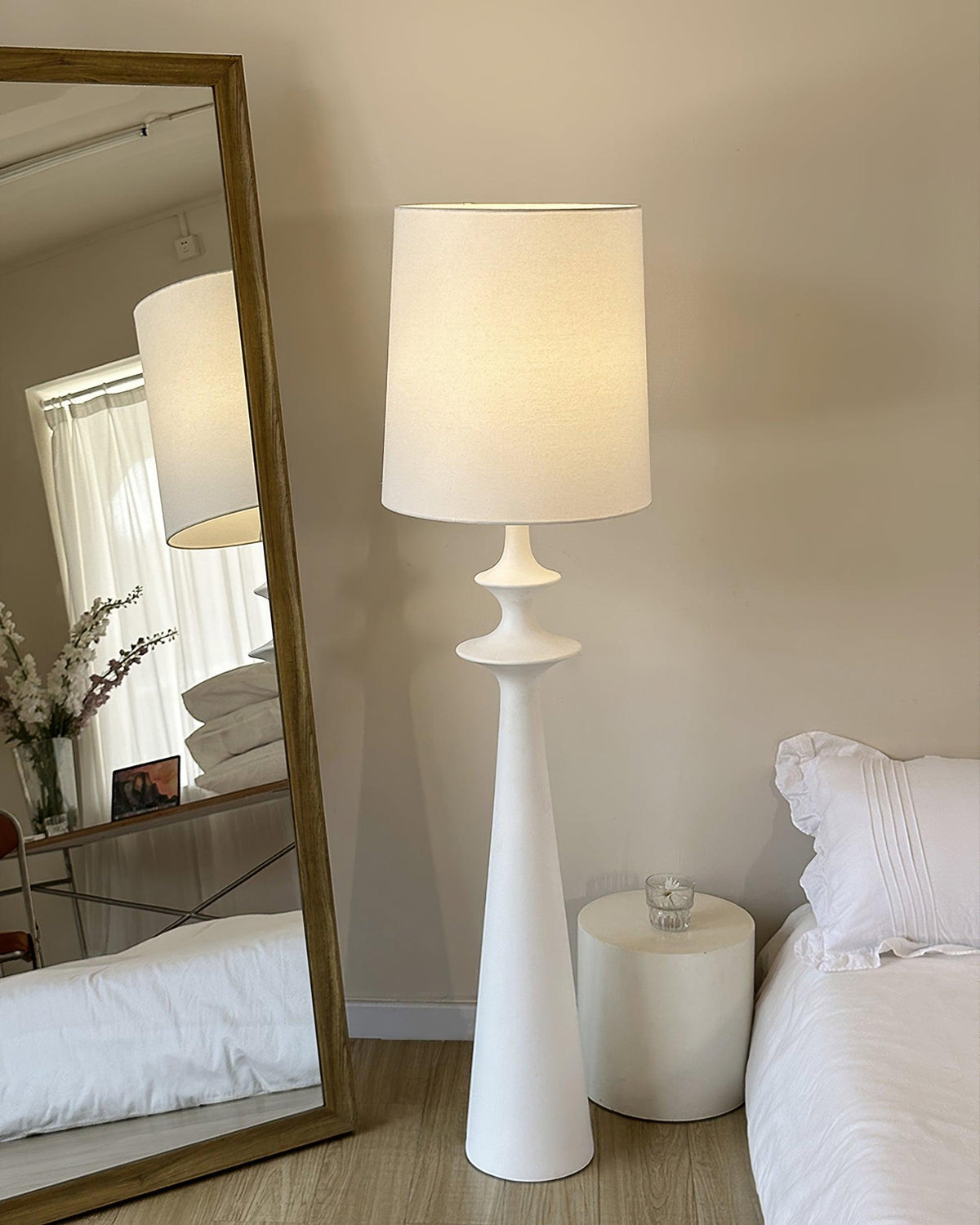 Lámpara de pie columna torneada blanca Tornara en un salón de estilo minimalista – imagen 6
