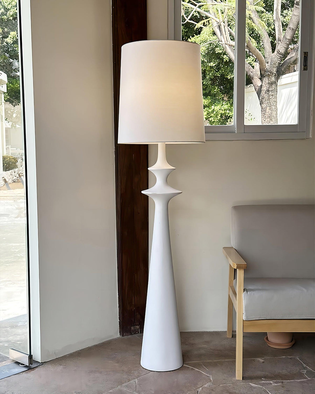 Lámpara de pie columna torneada blanca Tornara en un salón de estilo minimalista – imagen 9