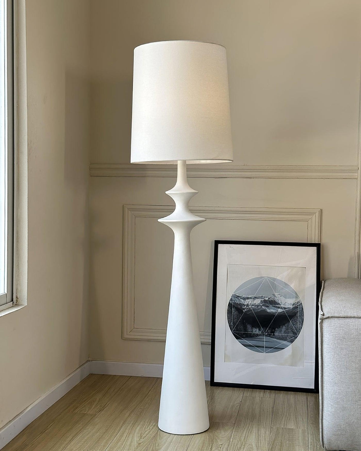 Lámpara de pie columna torneada blanca Tornara en un salón de estilo minimalista – imagen 10