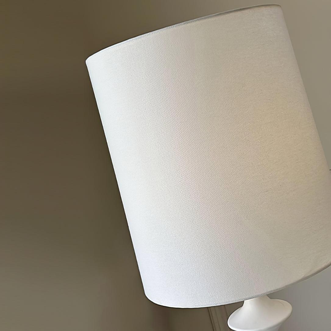 Lámpara de pie columna torneada blanca Tornara – detalle de la pantalla de tela