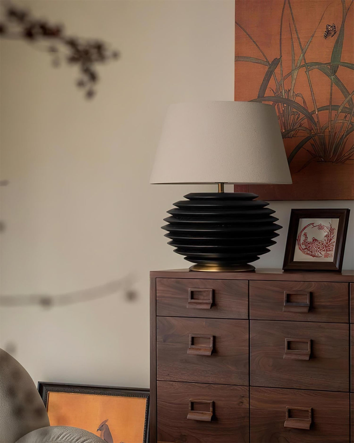 Lámpara de mesa de madera Torneda – negra sobre una cómoda de madera