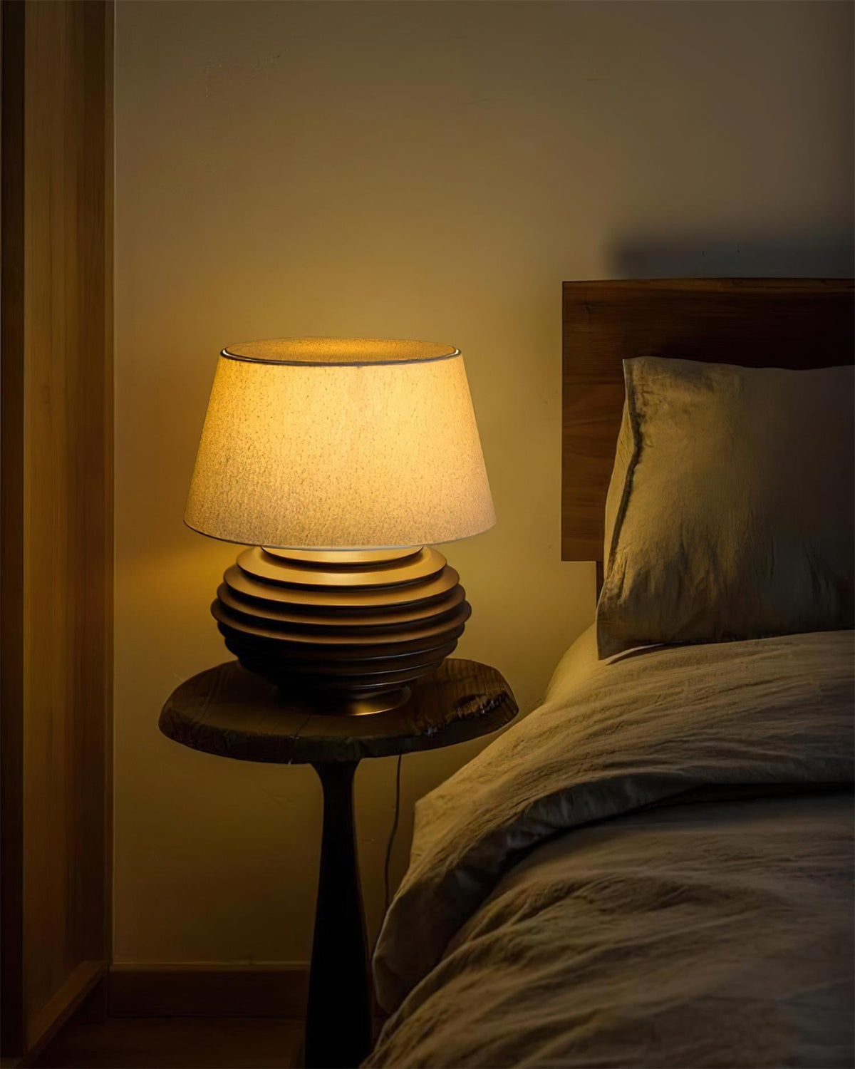Lámpara de mesa de madera Torneda – en una mesita de noche