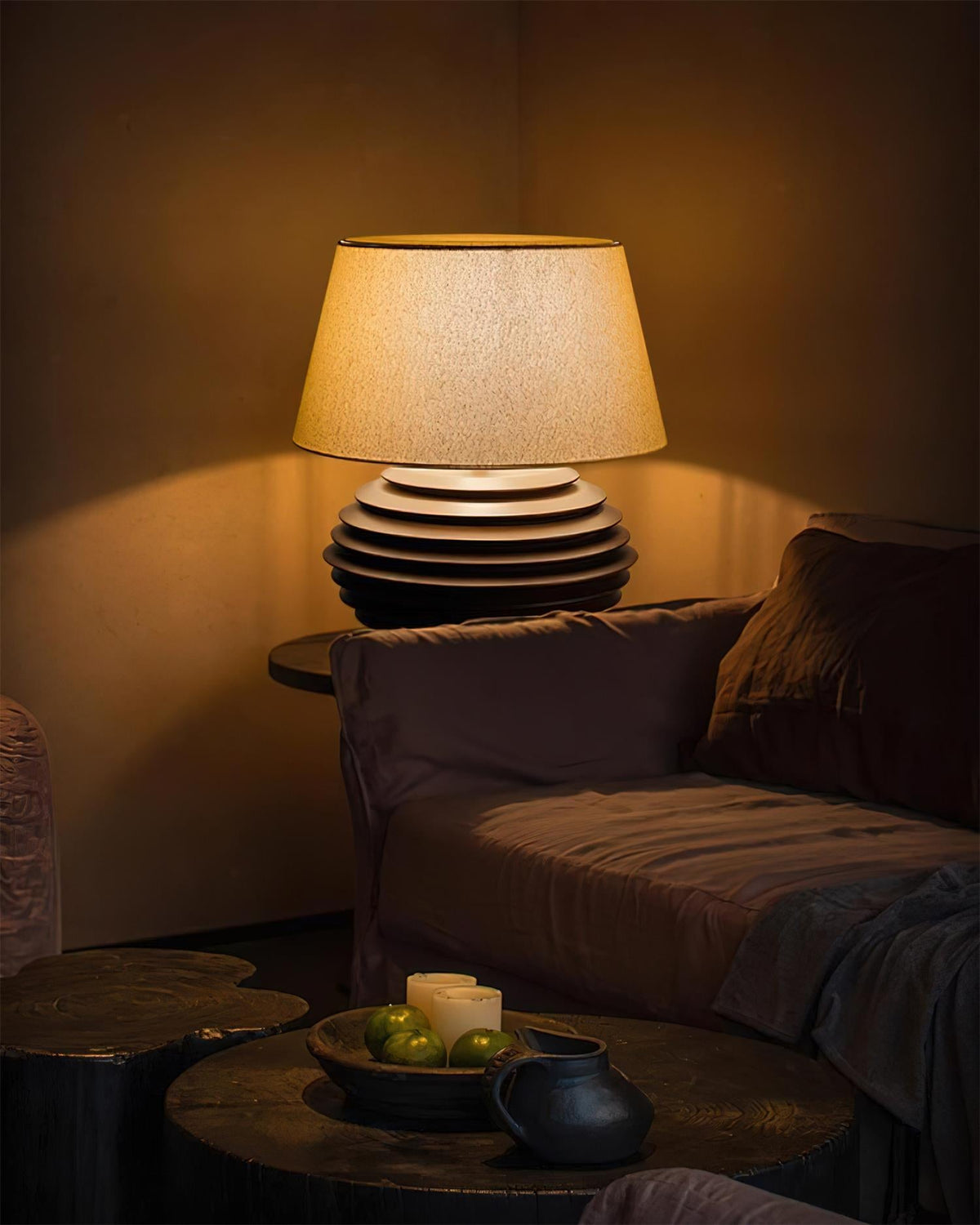 Lámpara de mesa de madera Torneda – en un rincón de lectura