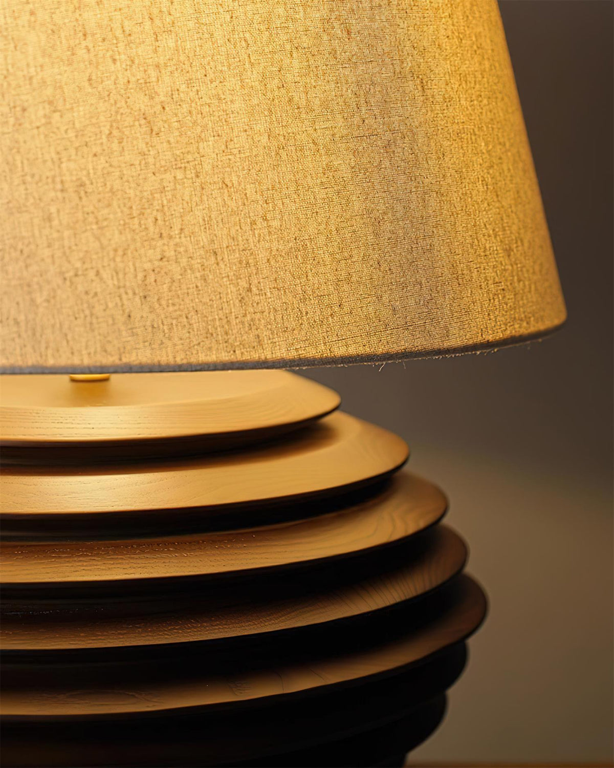 Lámpara de mesa de madera Torneda – detalle de los anillos de madera natural