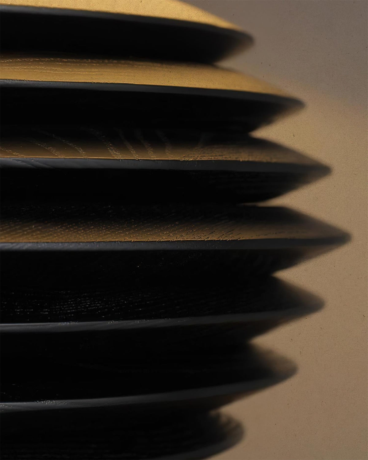 Lámpara de mesa de madera Torneda – detalle de los anillos negros