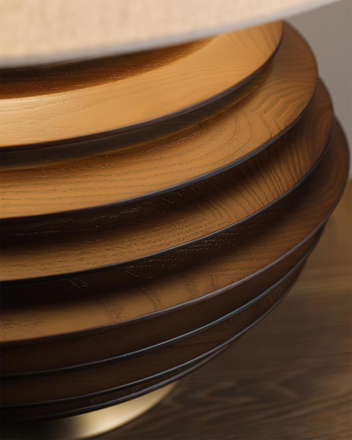 Lámpara de mesa de madera Torneda – detalle de los anillos de nogal