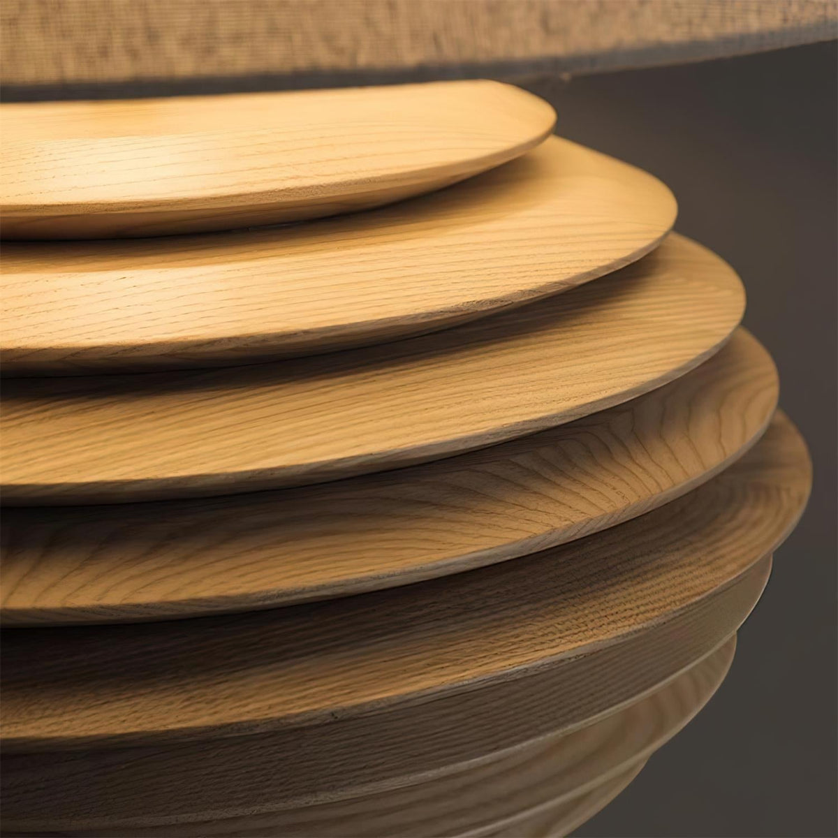 Lámpara de mesa de madera Torneda – detalle de los anillos de madera natural