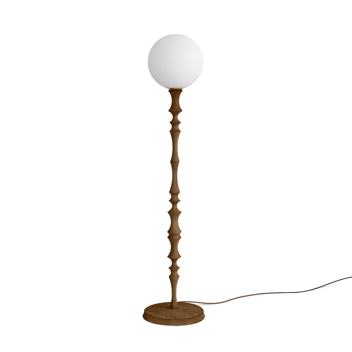 Lámpara de pie de madera torneada Tornelia – en nogal con globo de vidrio opal