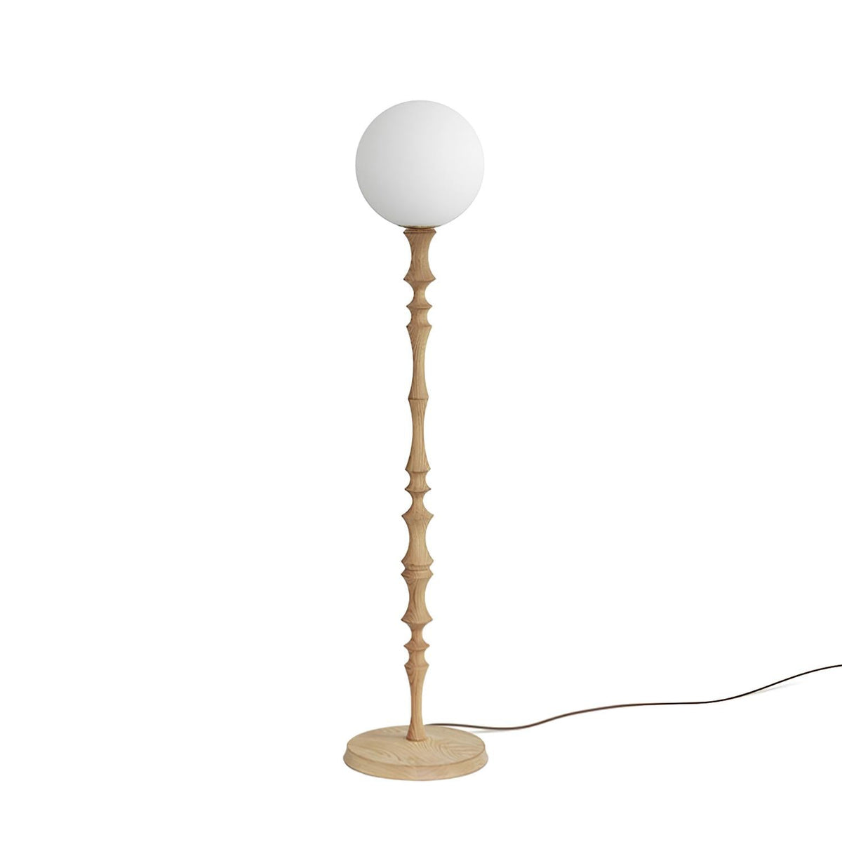 Lámpara de pie de madera torneada Tornelia – en madera natural con globo de vidrio opal