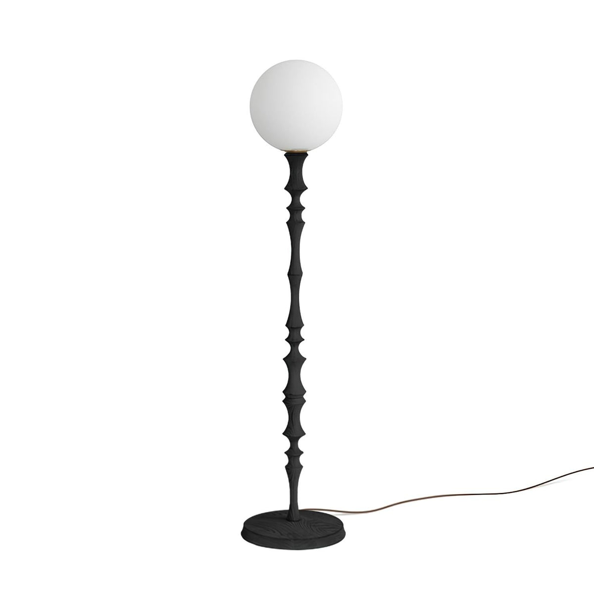 Lámpara de pie de madera torneada Tornelia – en negro con globo de vidrio opal