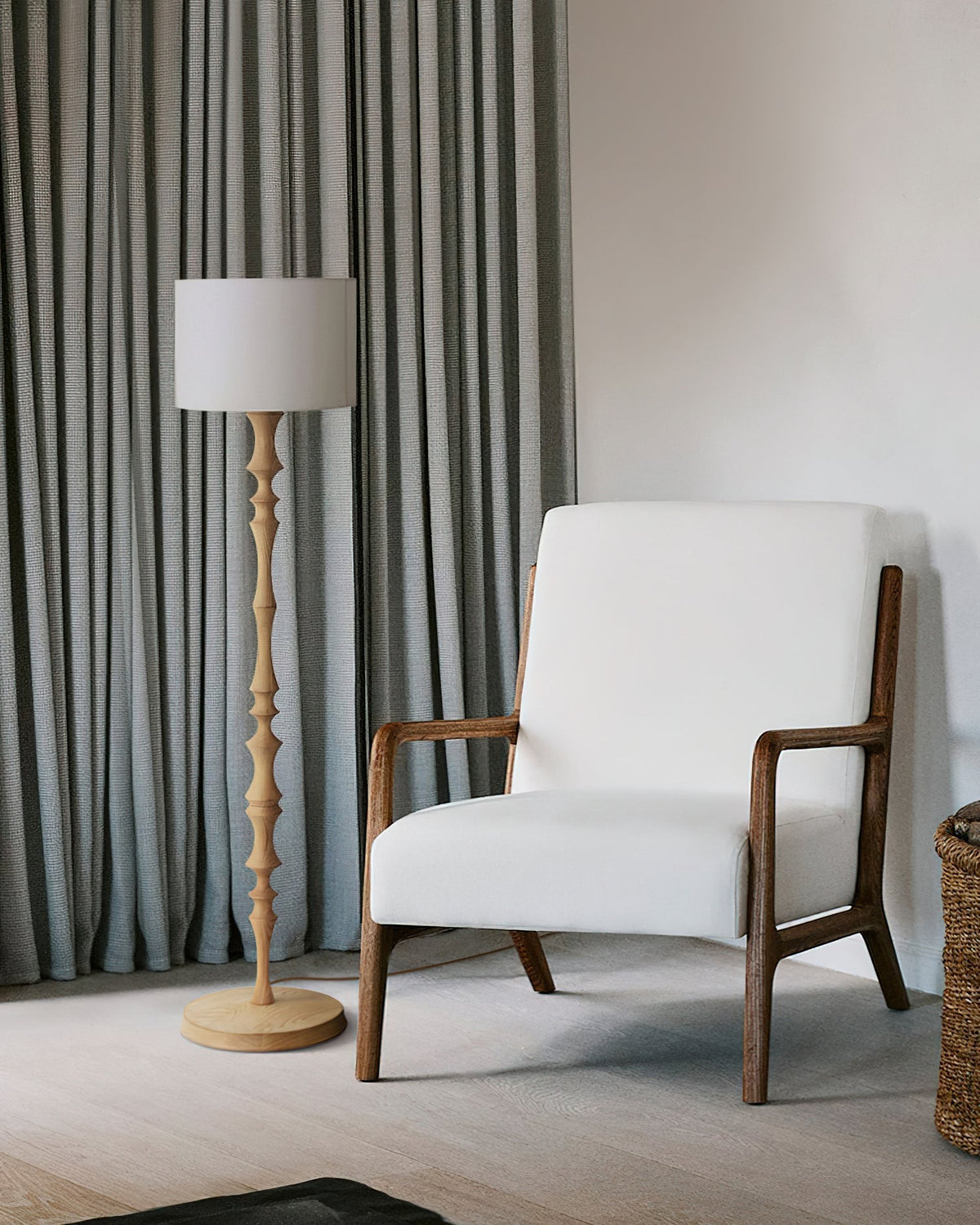 Lámpara de pie de madera torneada Tornelia en un salón cálido – imagen 10