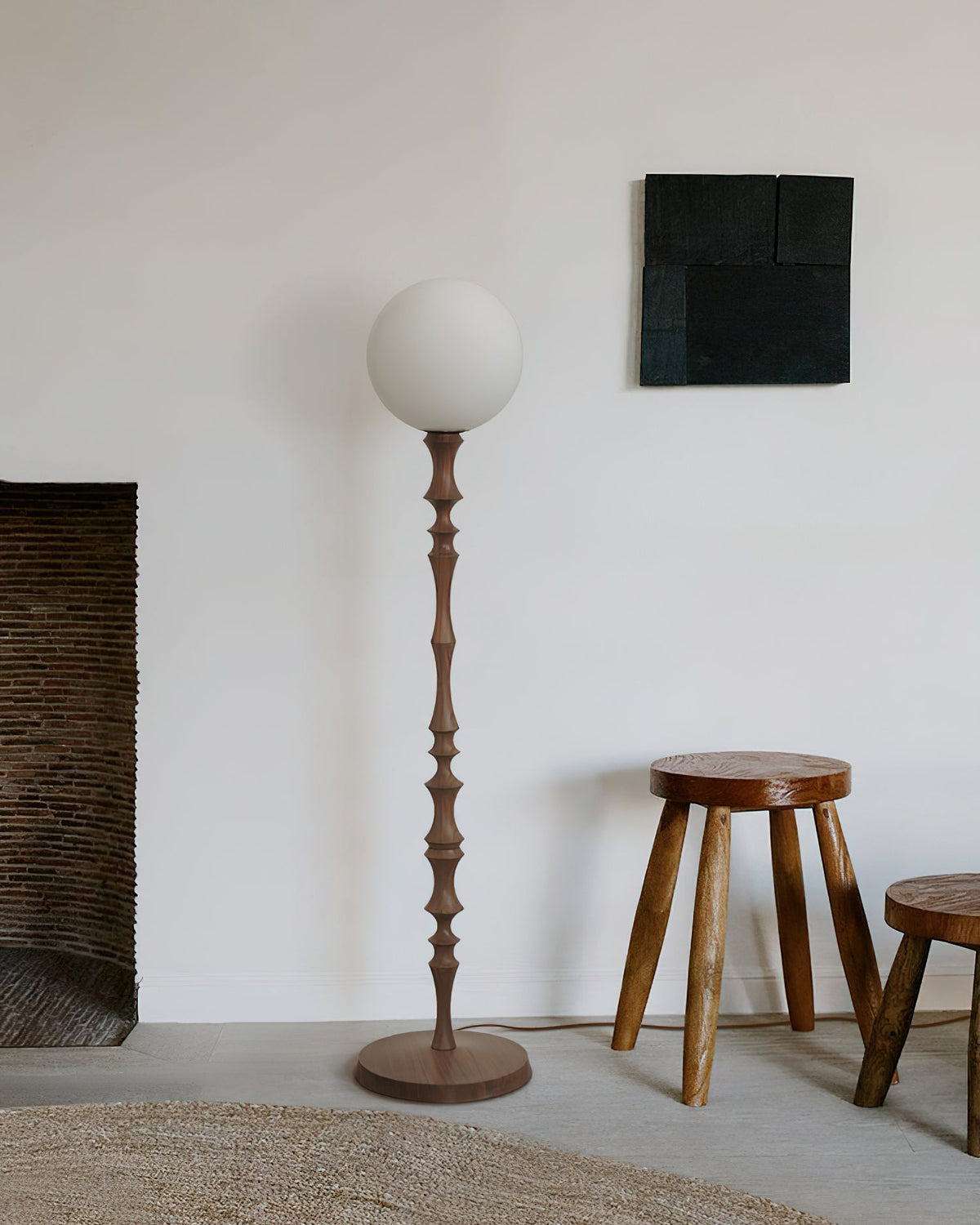 Lámpara de pie de madera torneada Tornelia en un salón cálido – imagen 13
