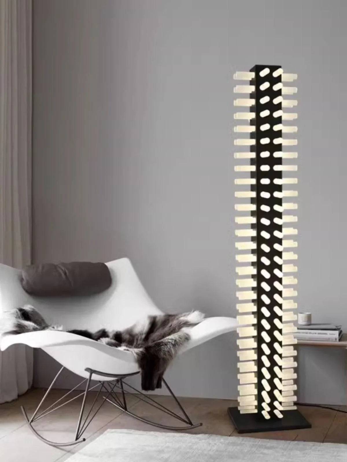 Lámpara de pie columna Torrica en un salón moderno – imagen 4