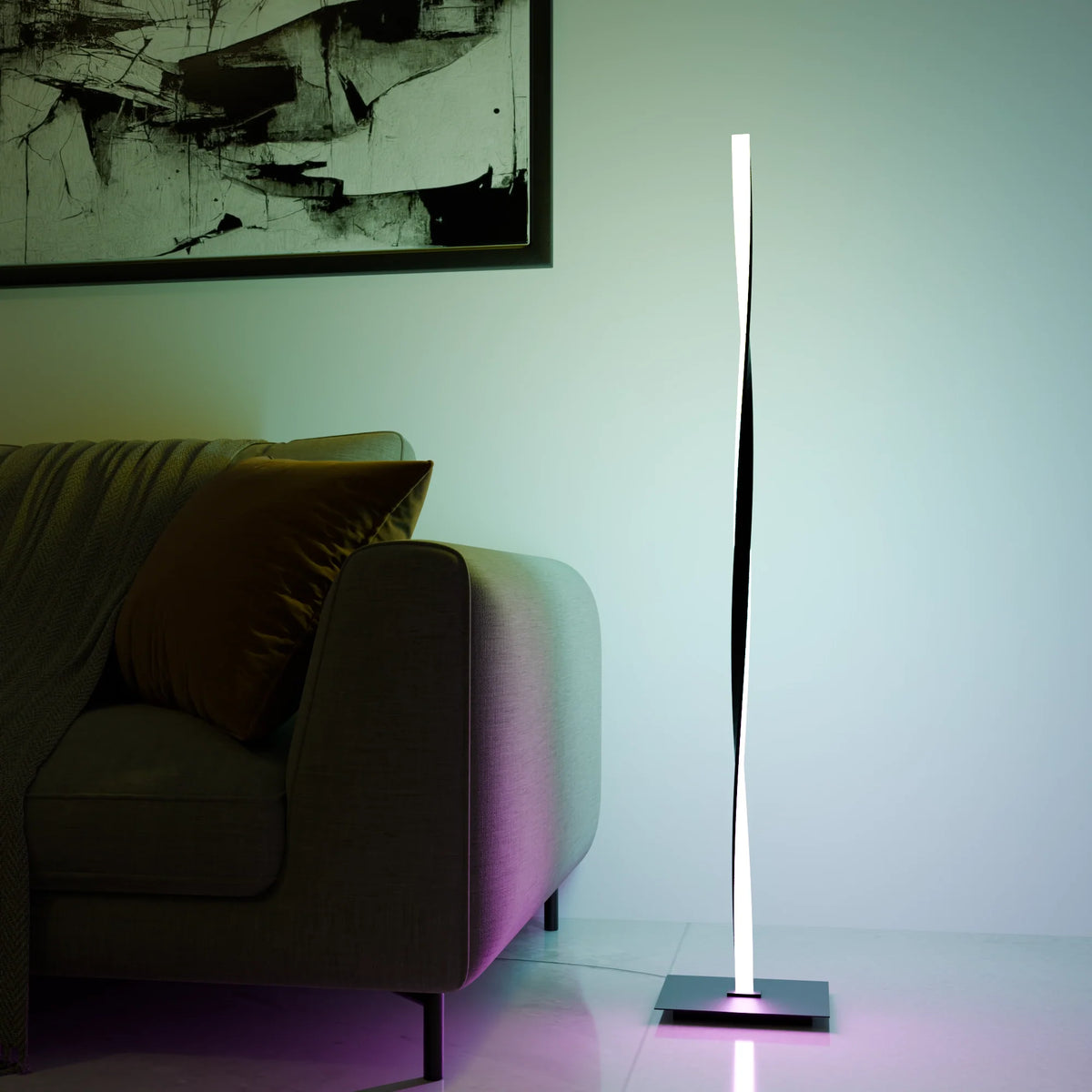 Lámpara de pie LED RGB helicoidal Torsiva en un salón con luz de color – imagen 3