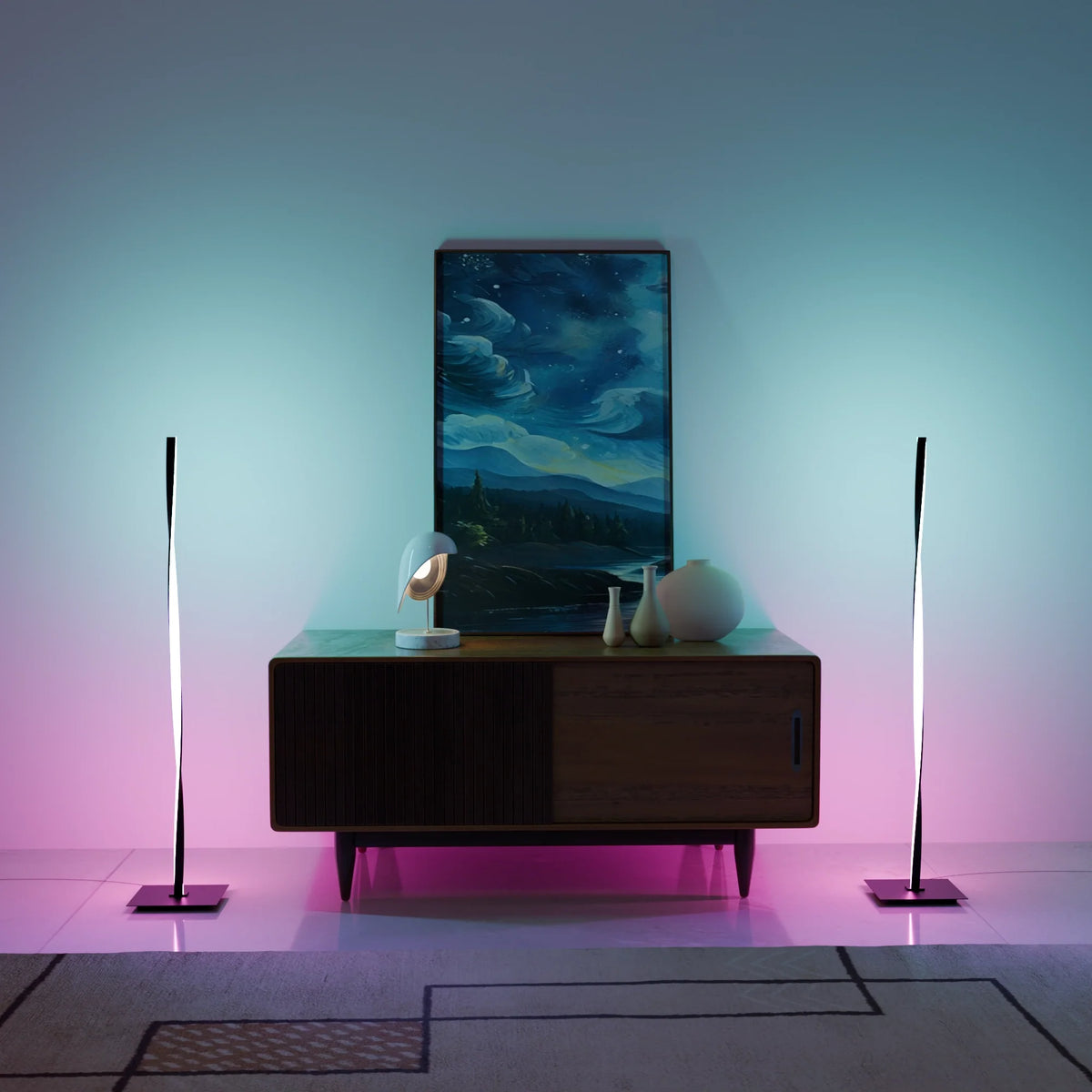 Lámpara de pie LED RGB helicoidal Torsiva – dos lámparas junto a un mueble de televisión con luz rosa y azul