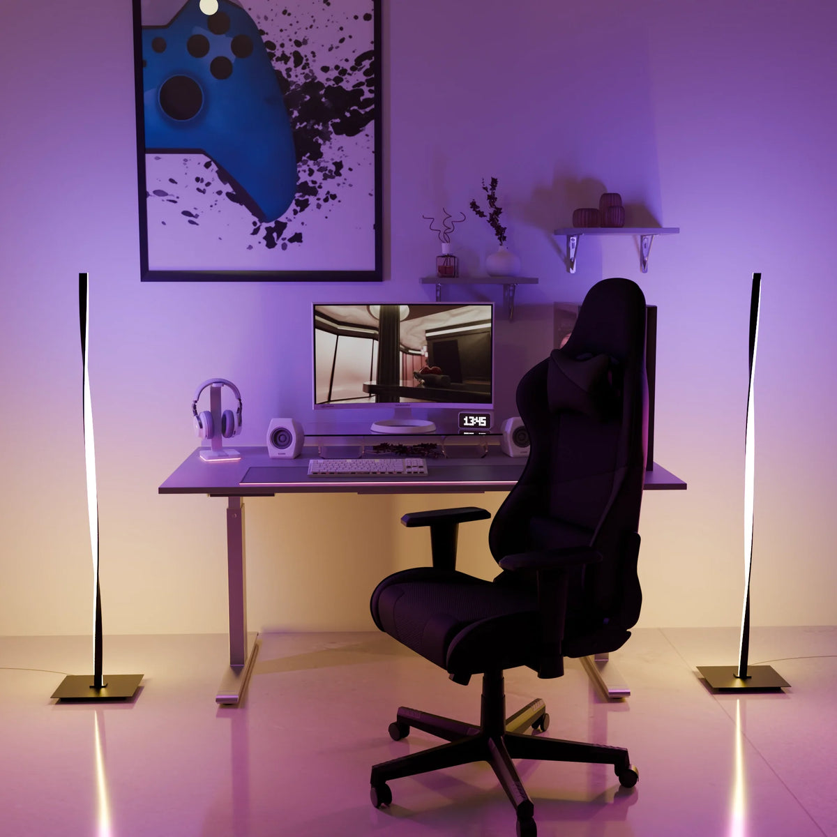 Lámpara de pie LED RGB helicoidal Torsiva – dos lámparas a los lados de un escritorio con luz morada