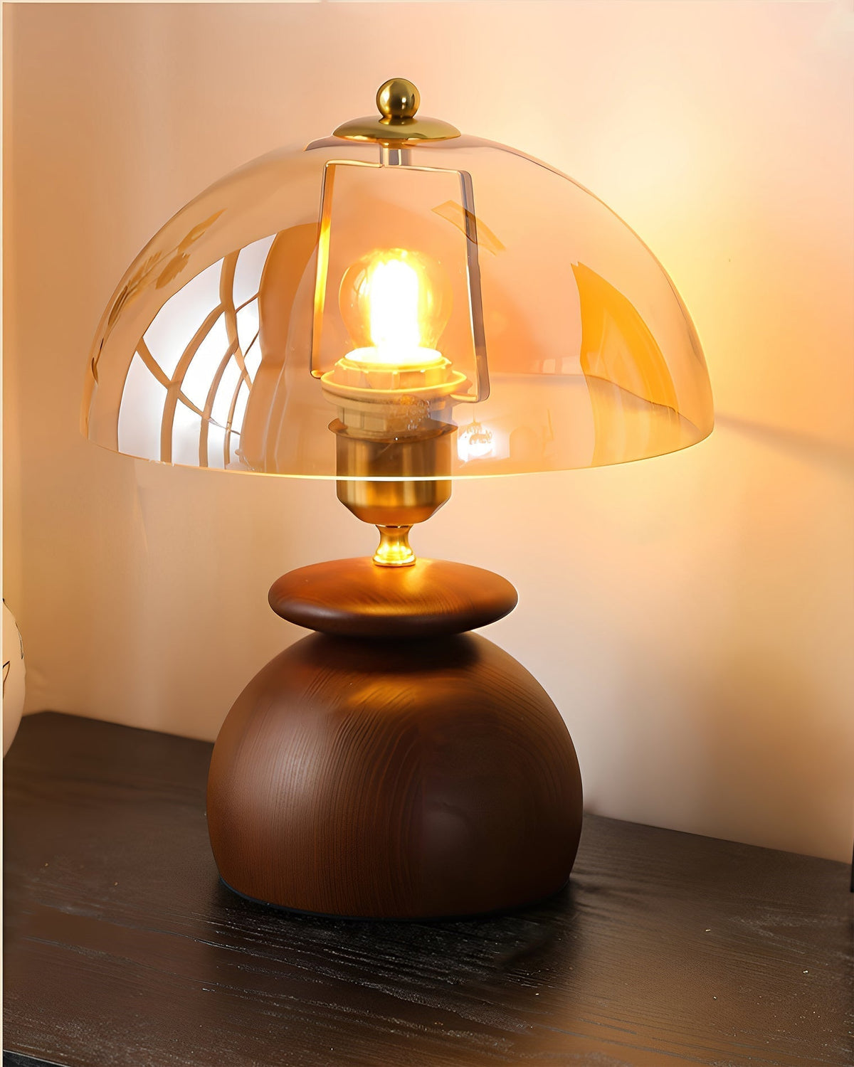 Lámpara de mesita de madera Tostana – detalle de la luz bajo la cúpula ámbar