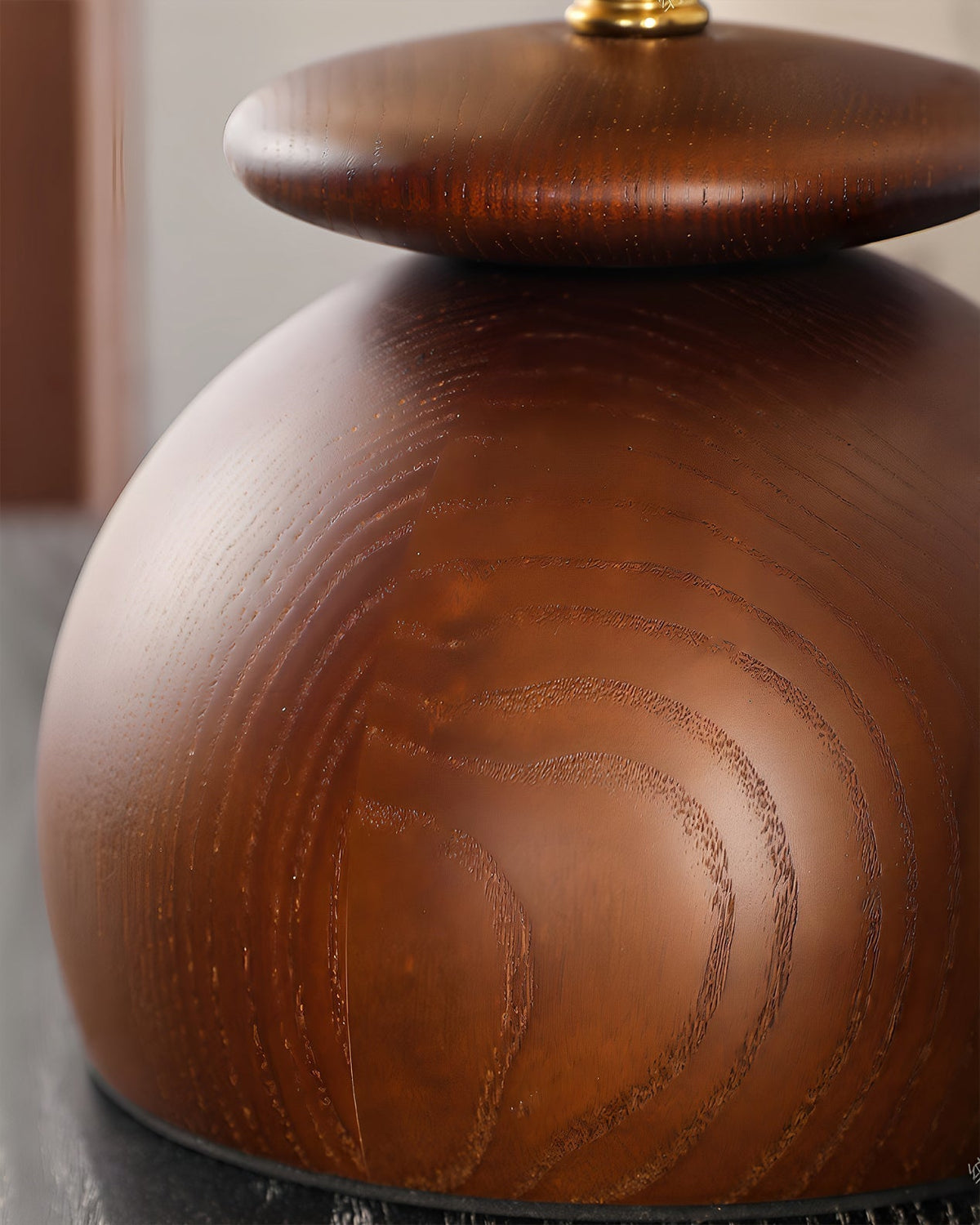 Lámpara de mesita de madera Tostana – detalle de la base de madera tono nogal
