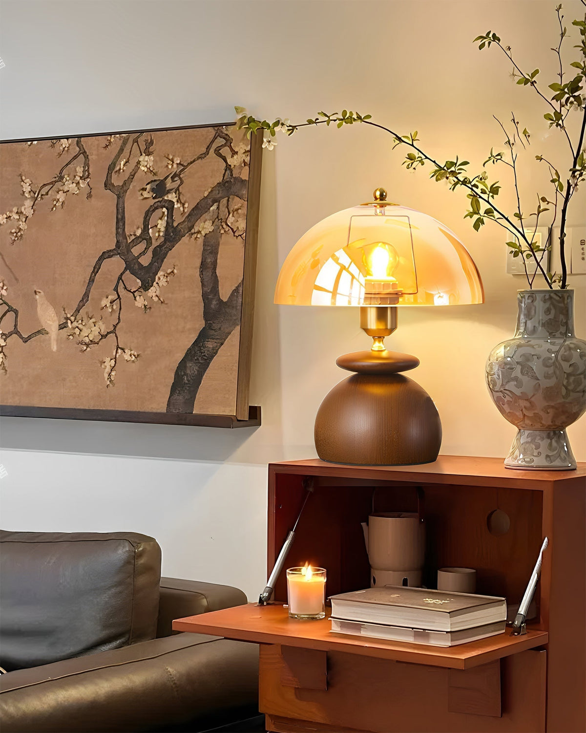 Lámpara de mesita de madera Tostana – sobre un mueble junto a un sofá