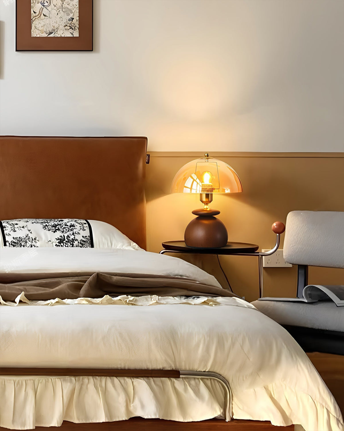 Lámpara de mesita de madera Tostana – encendida junto a la cama