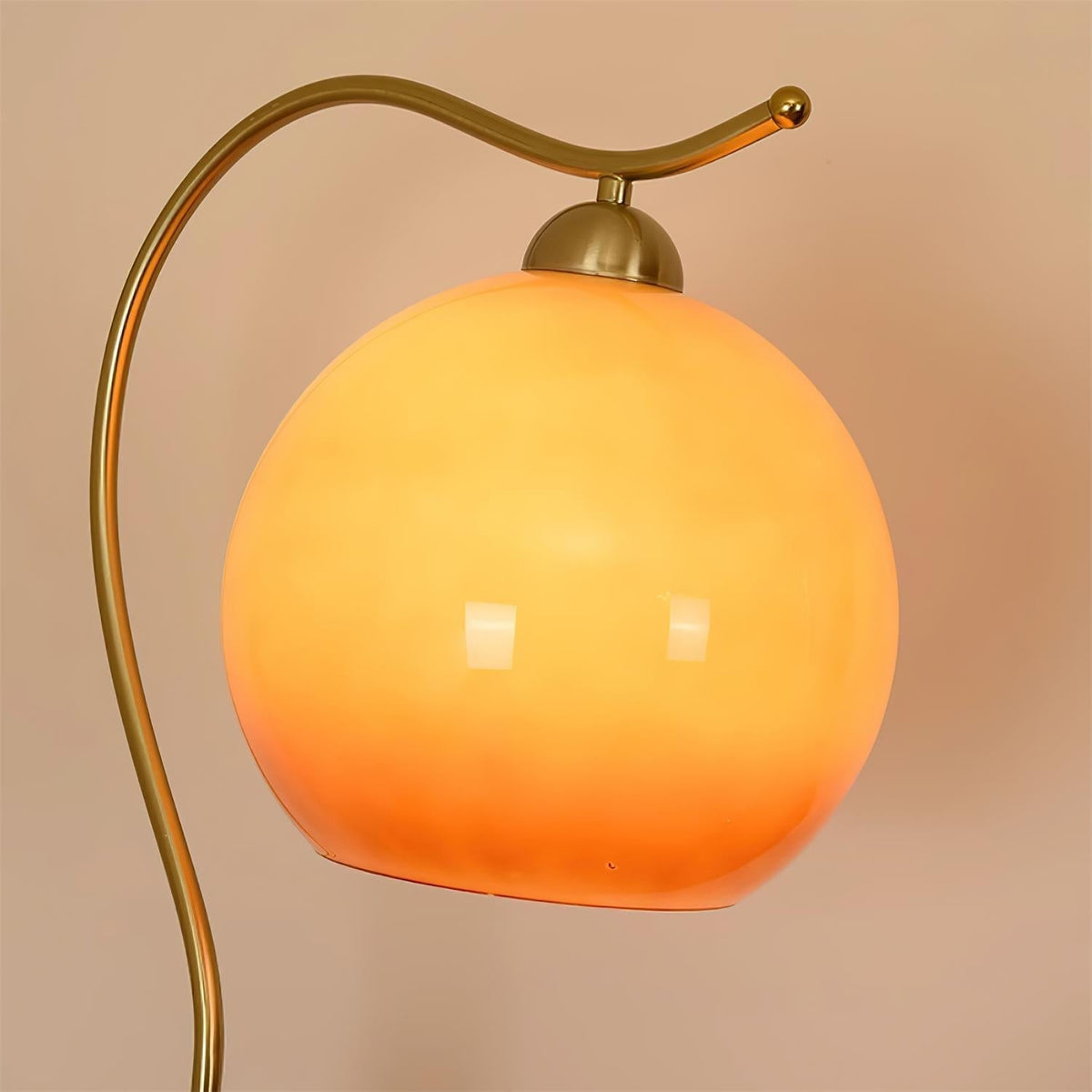 Lámpara de pie con globo de cristal Tostina – detalle del globo de cristal caramelo