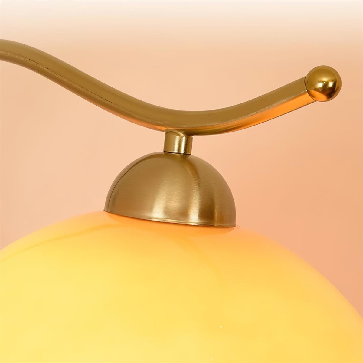 Lámpara de pie con globo de cristal Tostina – detalle del brazo curvo de latón