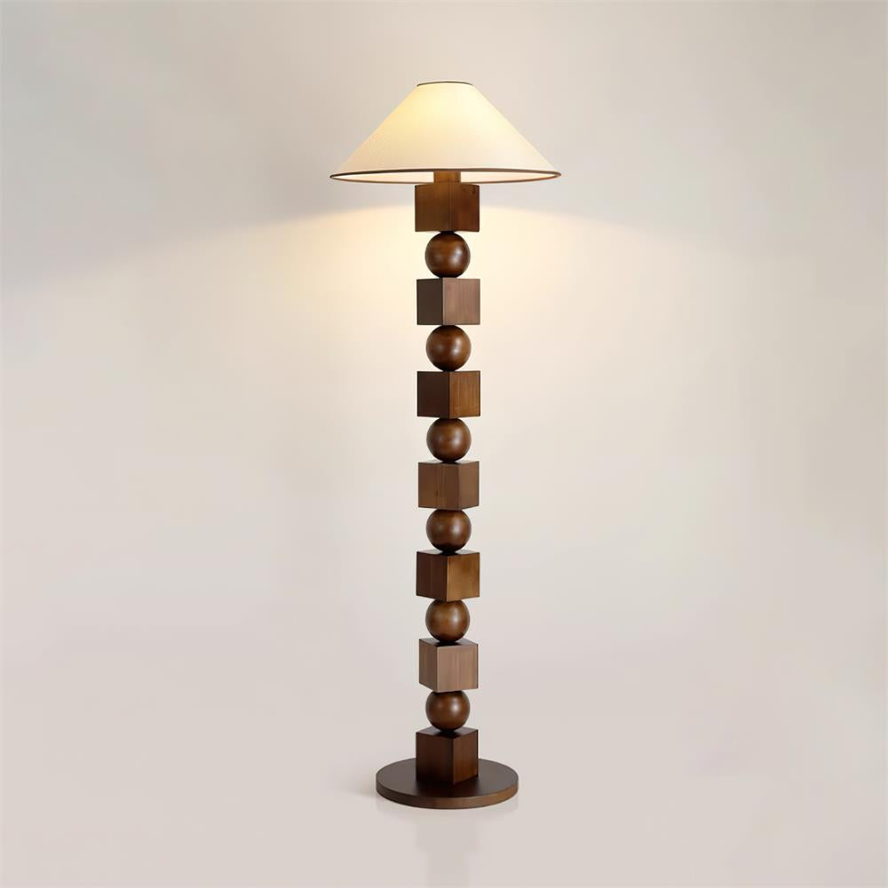 Lámpara de pie de madera con cubos y esferas Totemba en un salón cálido – imagen 2