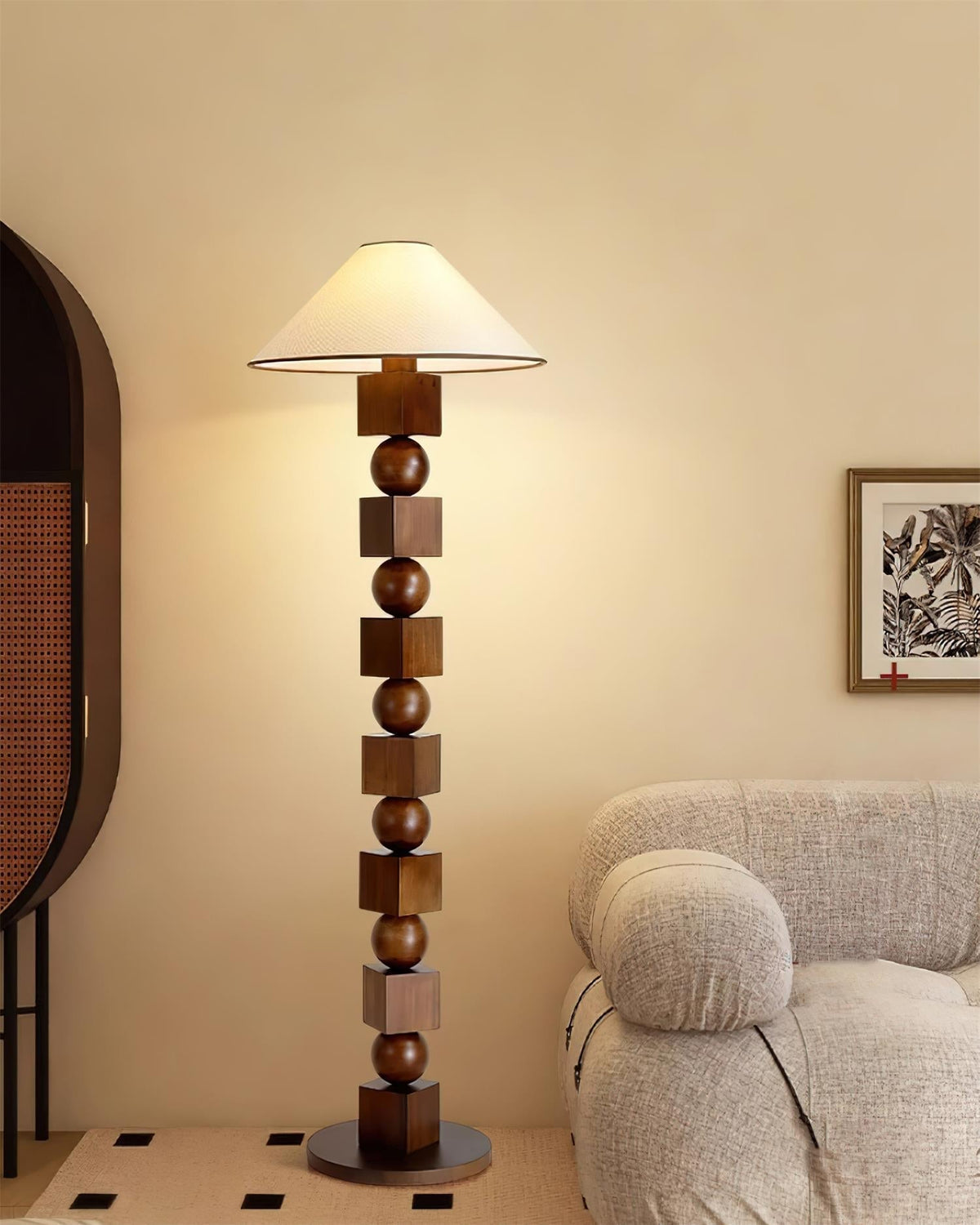 Lámpara de pie de madera con cubos y esferas Totemba en un salón cálido – imagen 3
