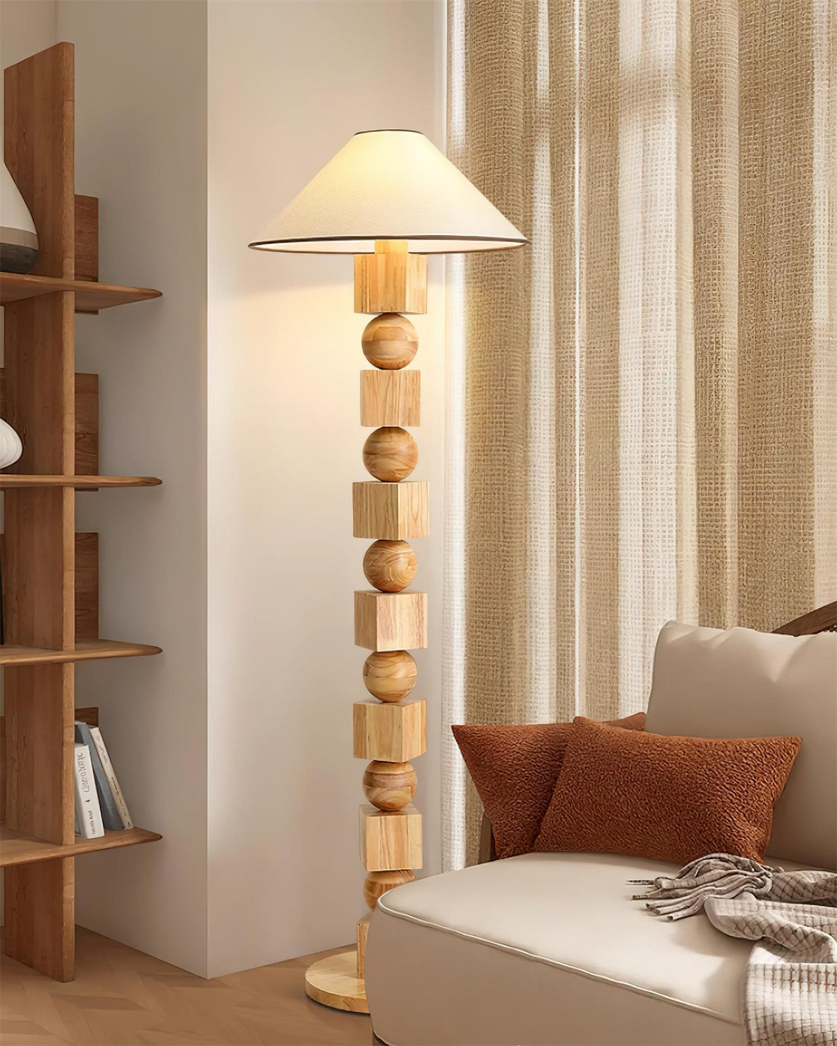Lámpara de pie de madera con cubos y esferas Totemba en un salón cálido – imagen 4