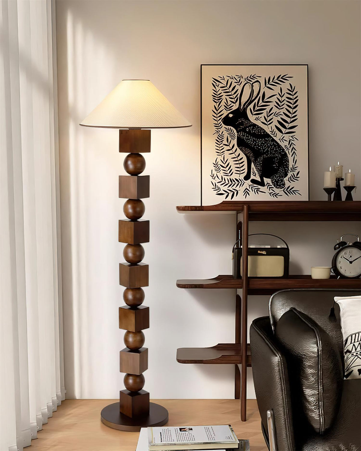 Lámpara de pie de madera con cubos y esferas Totemba en un salón cálido – imagen 6