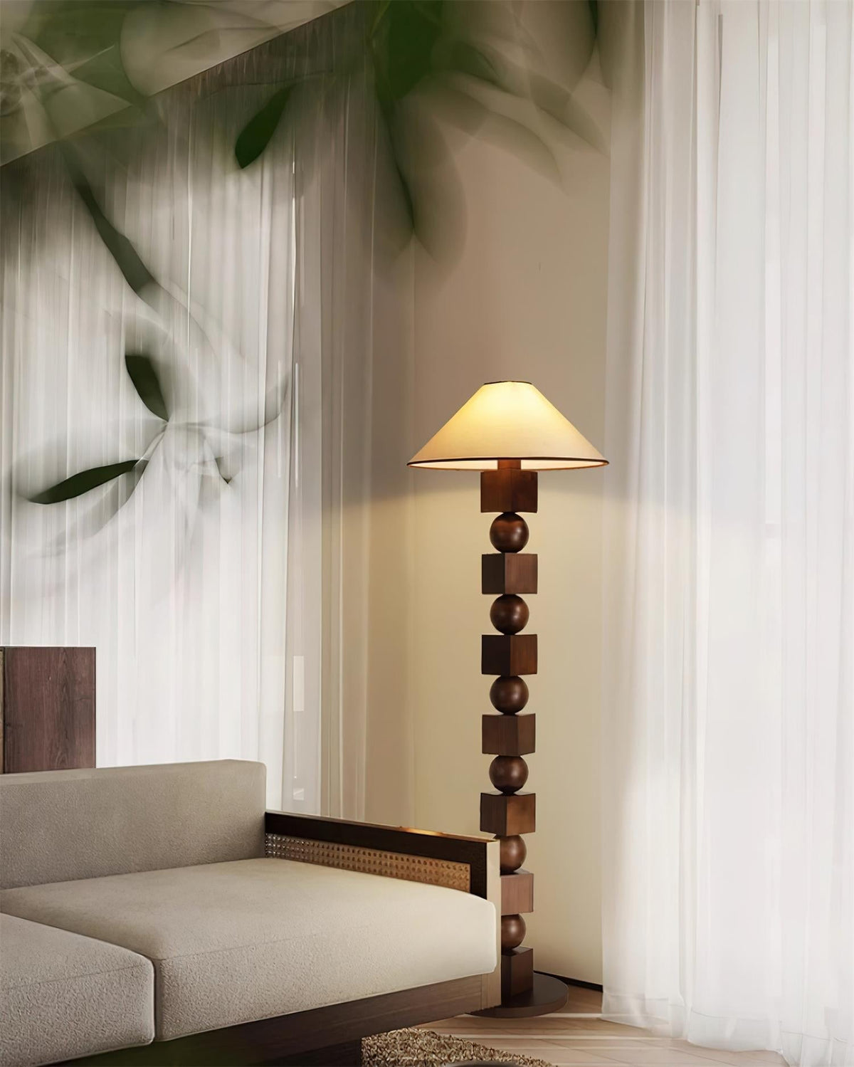 Lámpara de pie de madera con cubos y esferas Totemba en un salón cálido – imagen 7