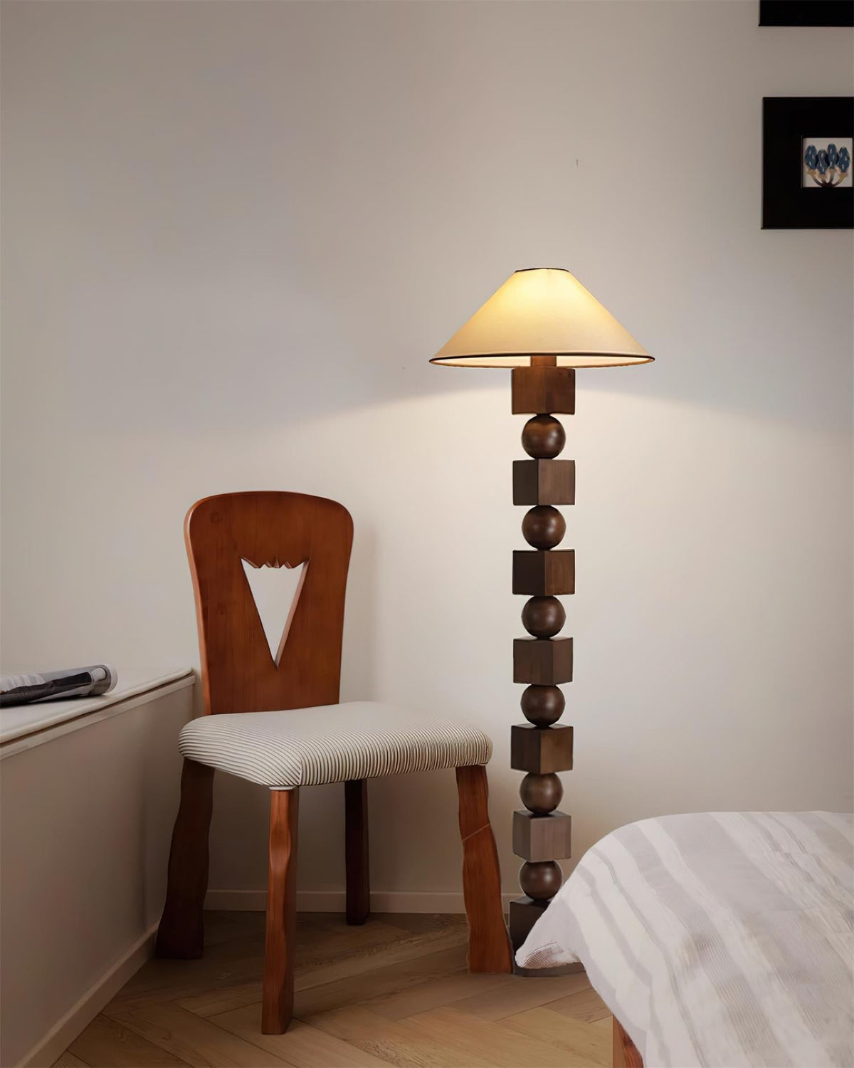 Lámpara de pie de madera con cubos y esferas Totemba en un salón cálido – imagen 8