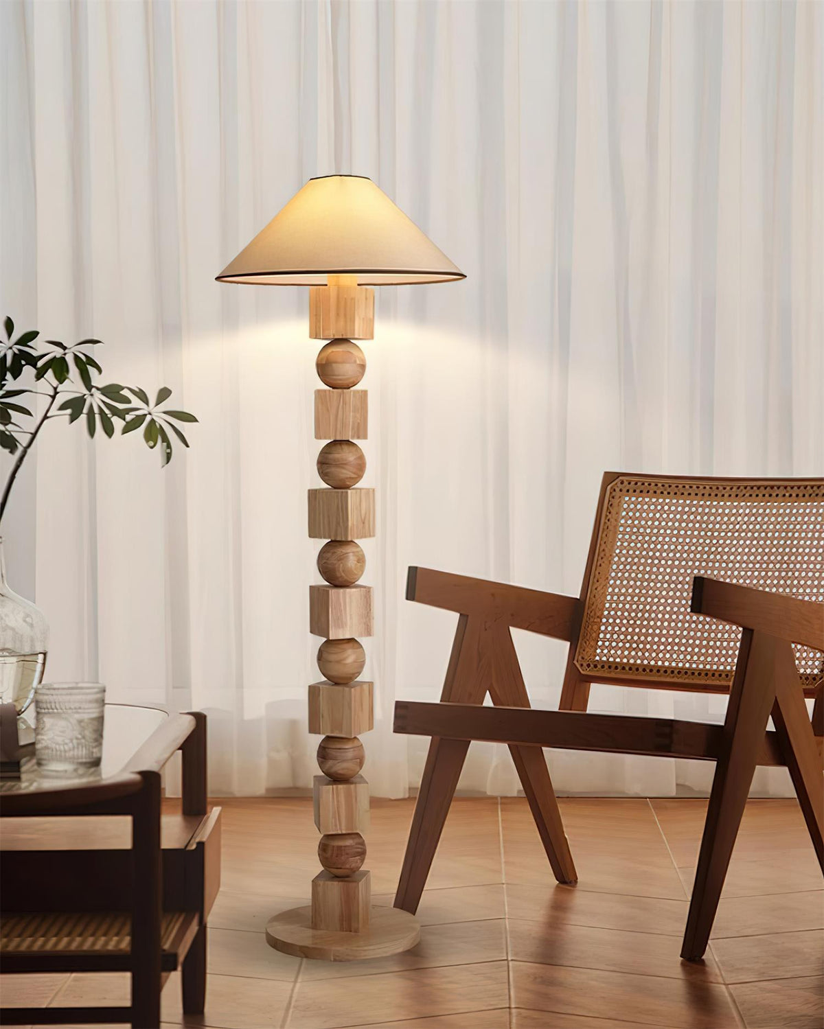 Lámpara de pie de madera con cubos y esferas Totemba en un salón cálido – imagen 10