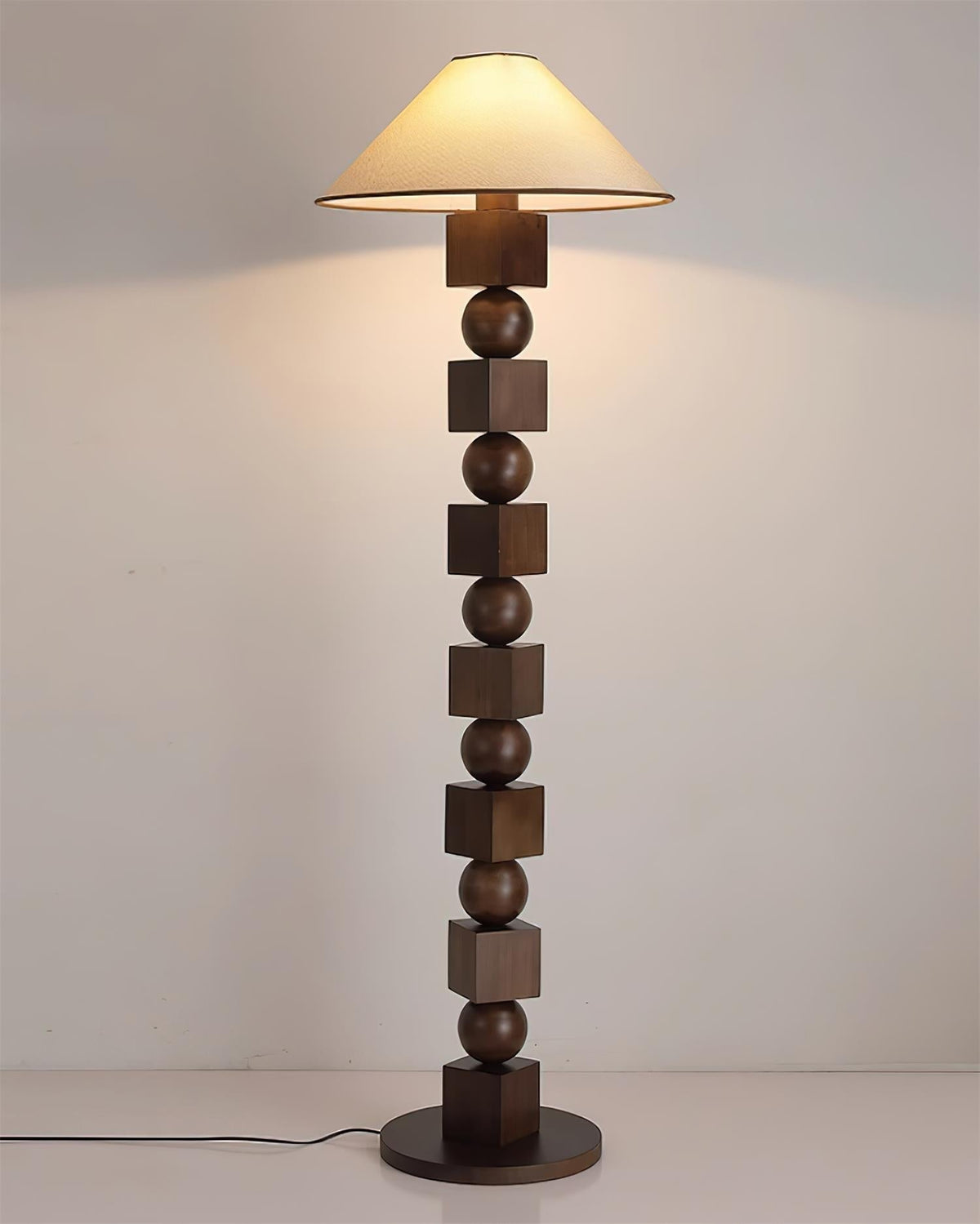 Lámpara de pie de madera con cubos y esferas Totemba en un salón cálido – imagen 11