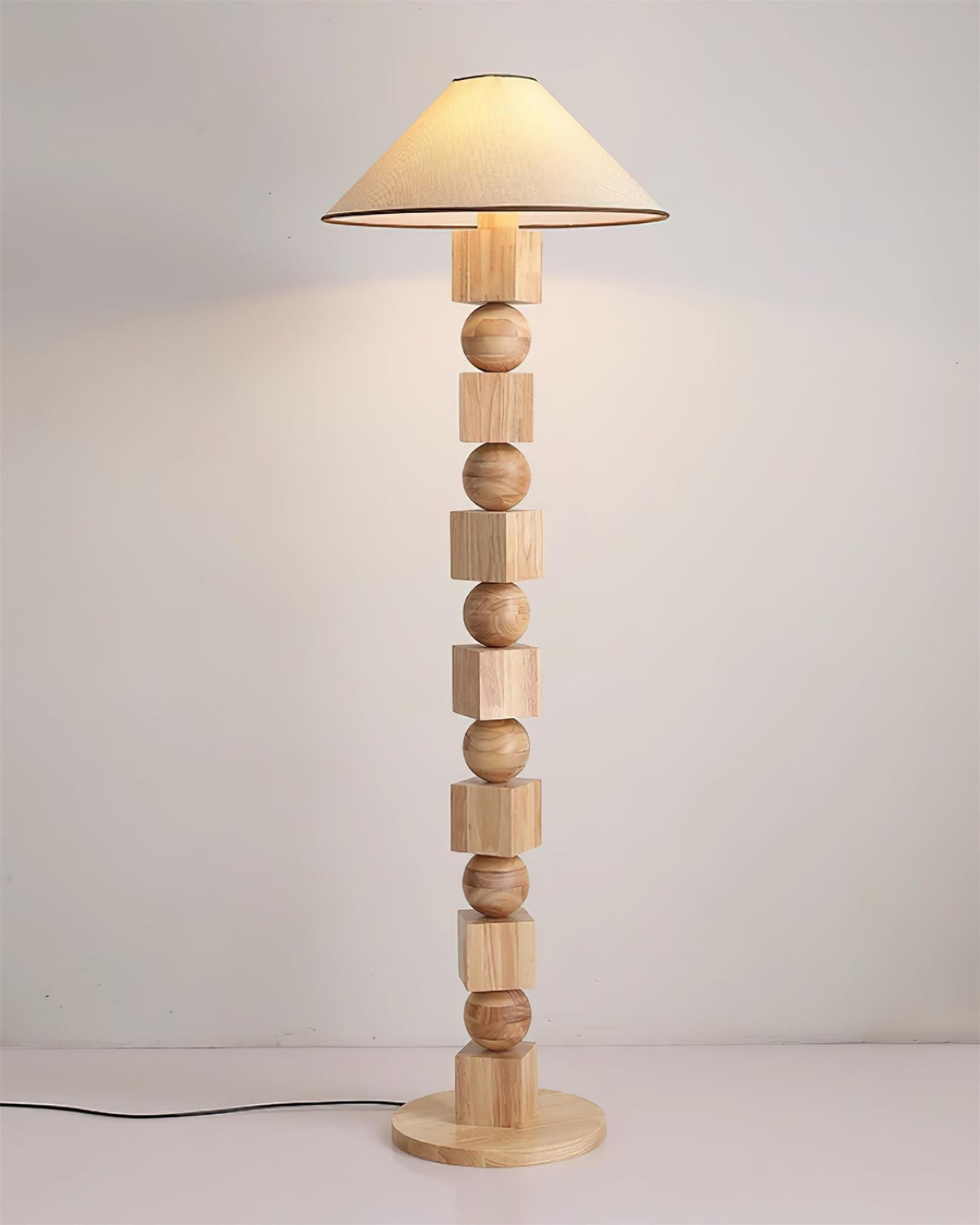 Lámpara de pie de madera con cubos y esferas Totemba en un salón cálido – imagen 13