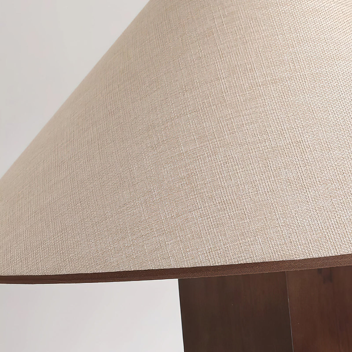Lámpara de pie de madera con cubos y esferas Totemba – detalle de la pantalla de tela