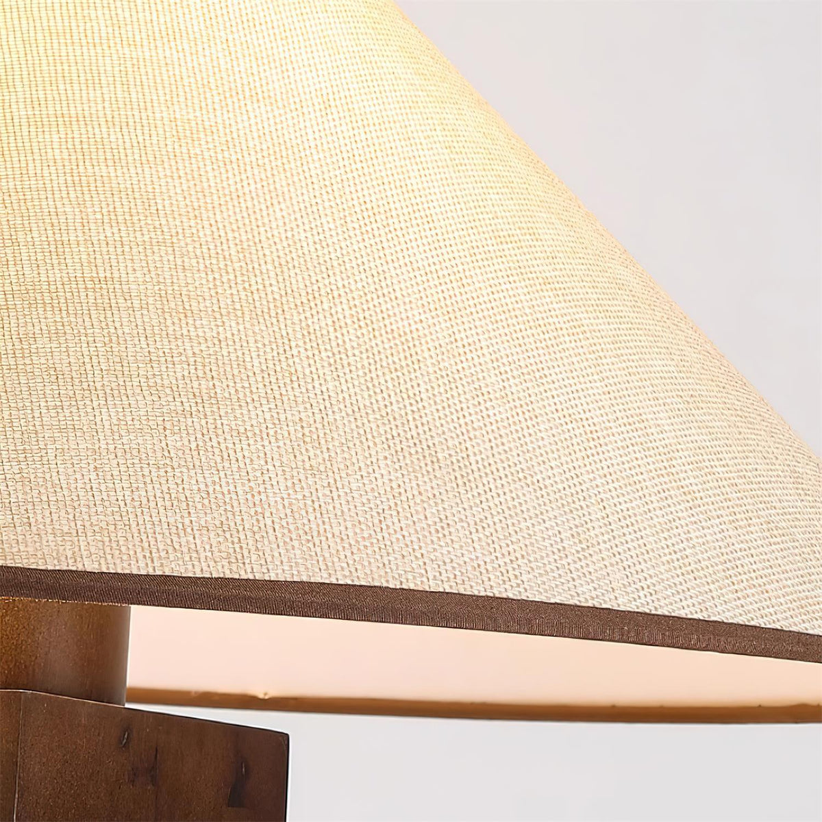 Lámpara de pie de madera con cubos y esferas Totemba en un salón cálido – imagen 15