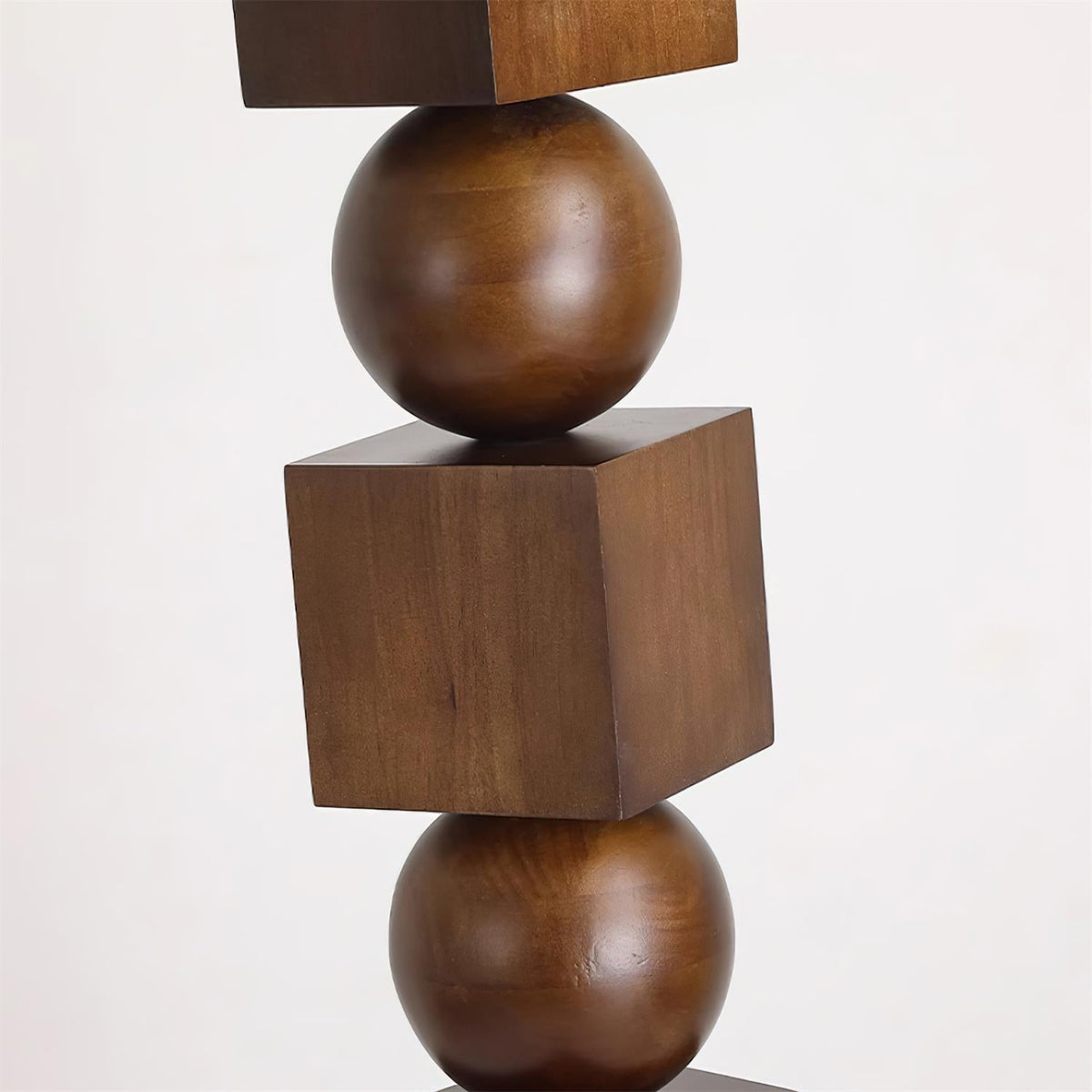 Lámpara de pie de madera con cubos y esferas Totemba – detalle de los cubos y esferas de madera