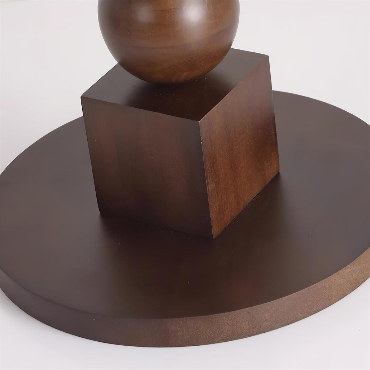 Lámpara de pie de madera con cubos y esferas Totemba – detalle de la base de madera