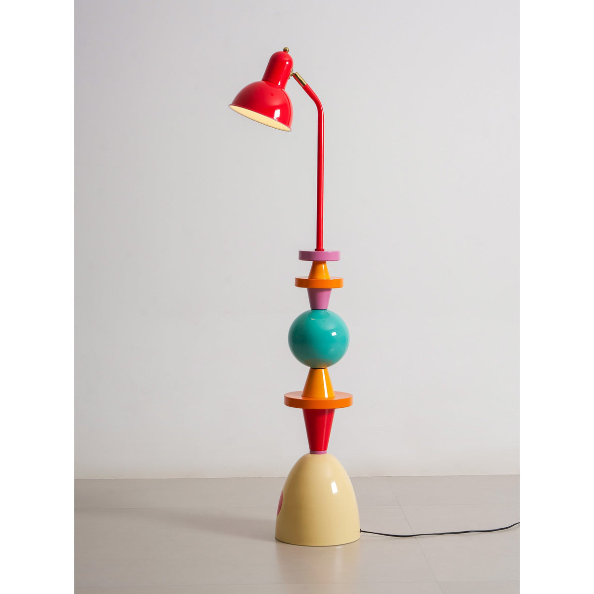 Lámpara de pie multicolor Totemia en un salón luminoso – imagen 6