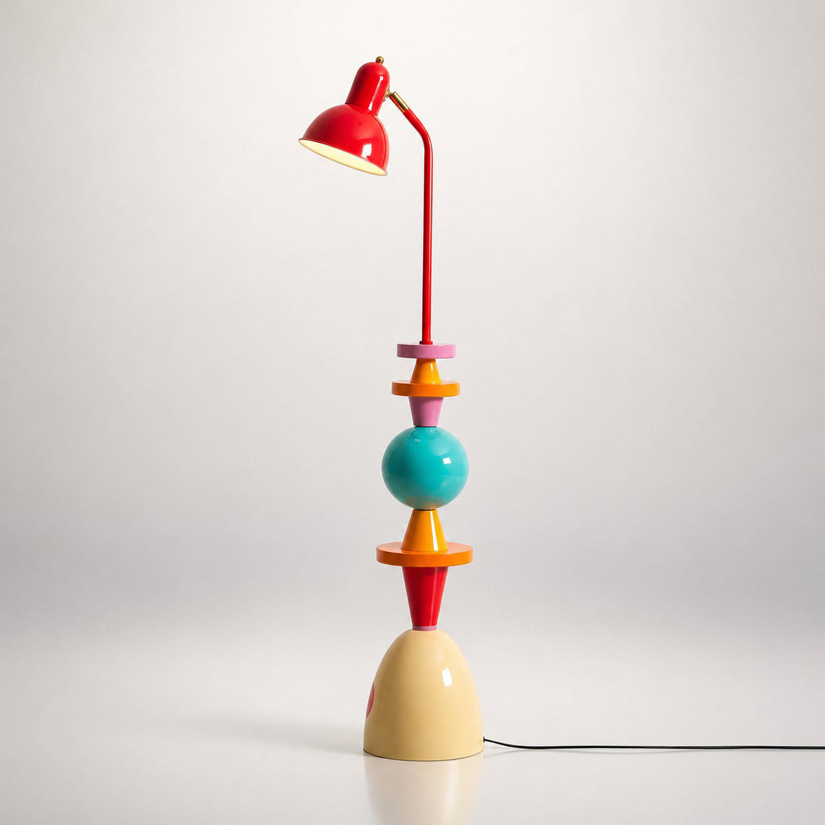 Lámpara de pie multicolor Totemia en un salón luminoso – imagen 8
