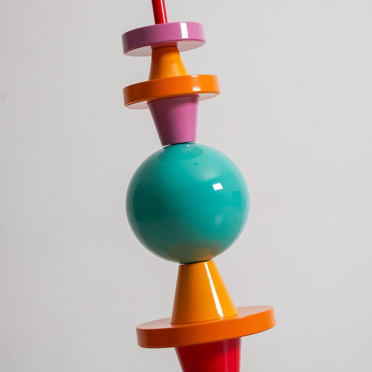 Lámpara de pie multicolor Totemia – detalle de las piezas lacadas