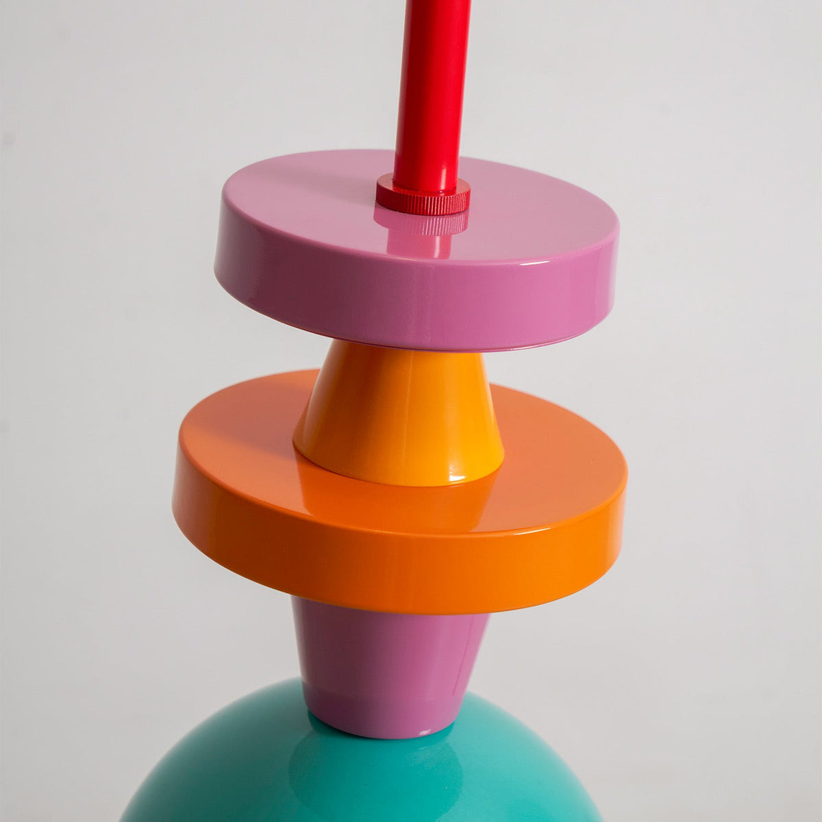 Lámpara de pie multicolor Totemia en un salón luminoso – imagen 10