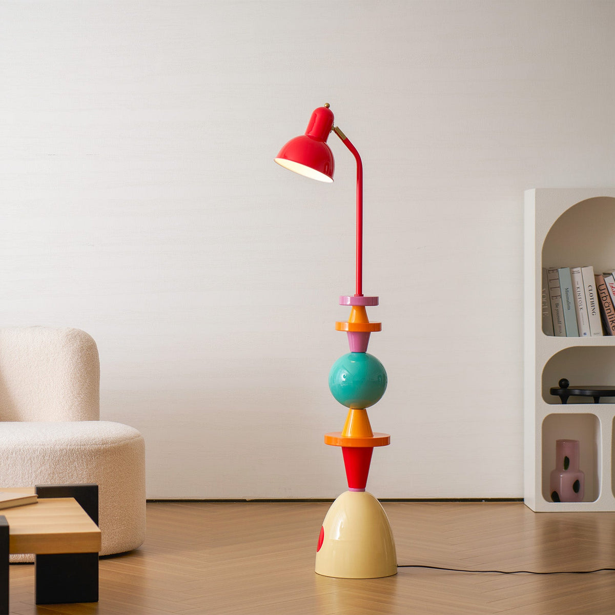 Lámpara de pie multicolor Totemia en un salón luminoso – imagen 16