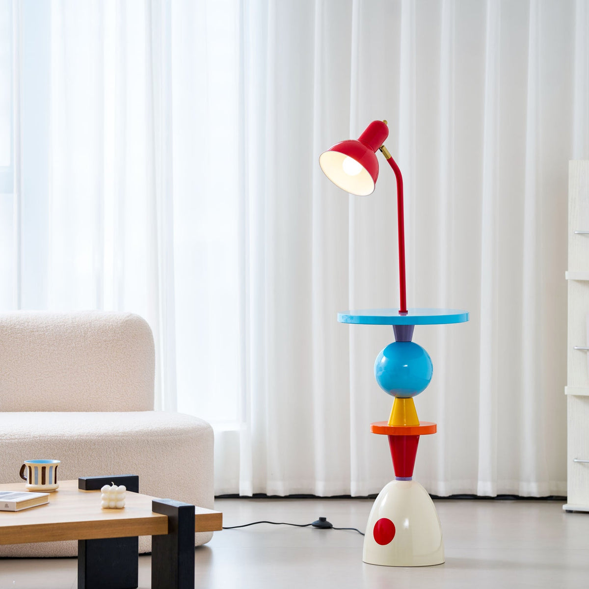 Lámpara de pie multicolor Totemia en un salón luminoso – imagen 17