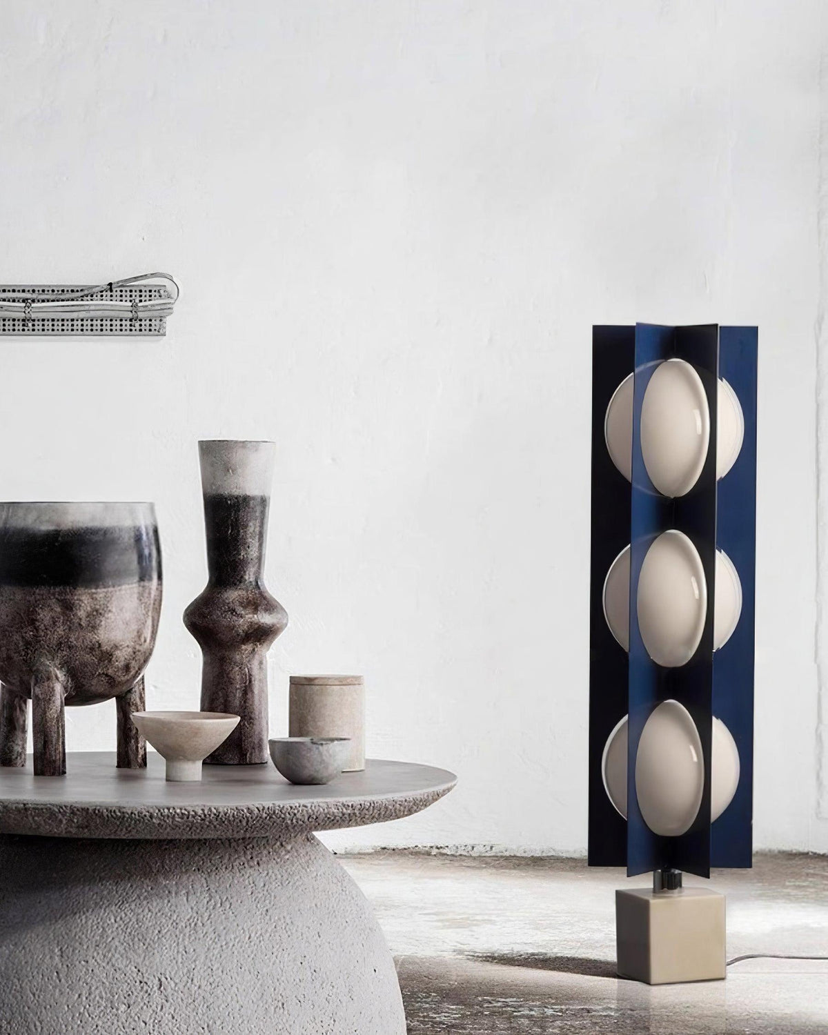 Lámpara de pie LED escultórica azul Toteva – junto a piezas de cerámica