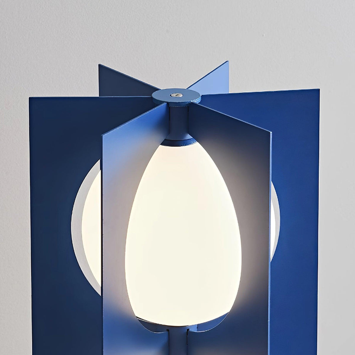 Lámpara de pie LED escultórica azul Toteva – detalle del globo encendido