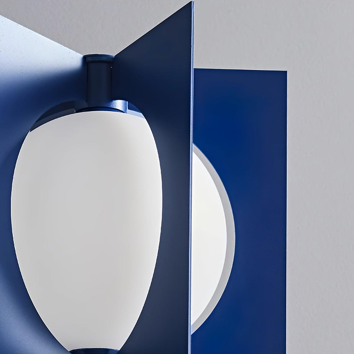 Lámpara de pie LED escultórica azul Toteva – detalle del globo de vidrio opal