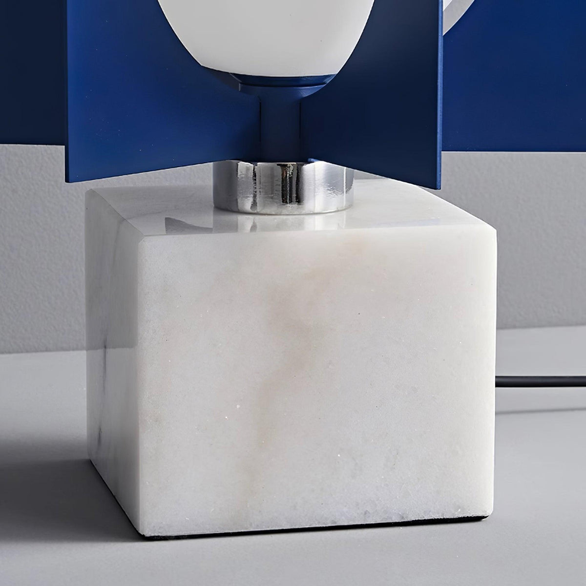 Lámpara de pie LED escultórica azul Toteva – detalle de la base de mármol blanco