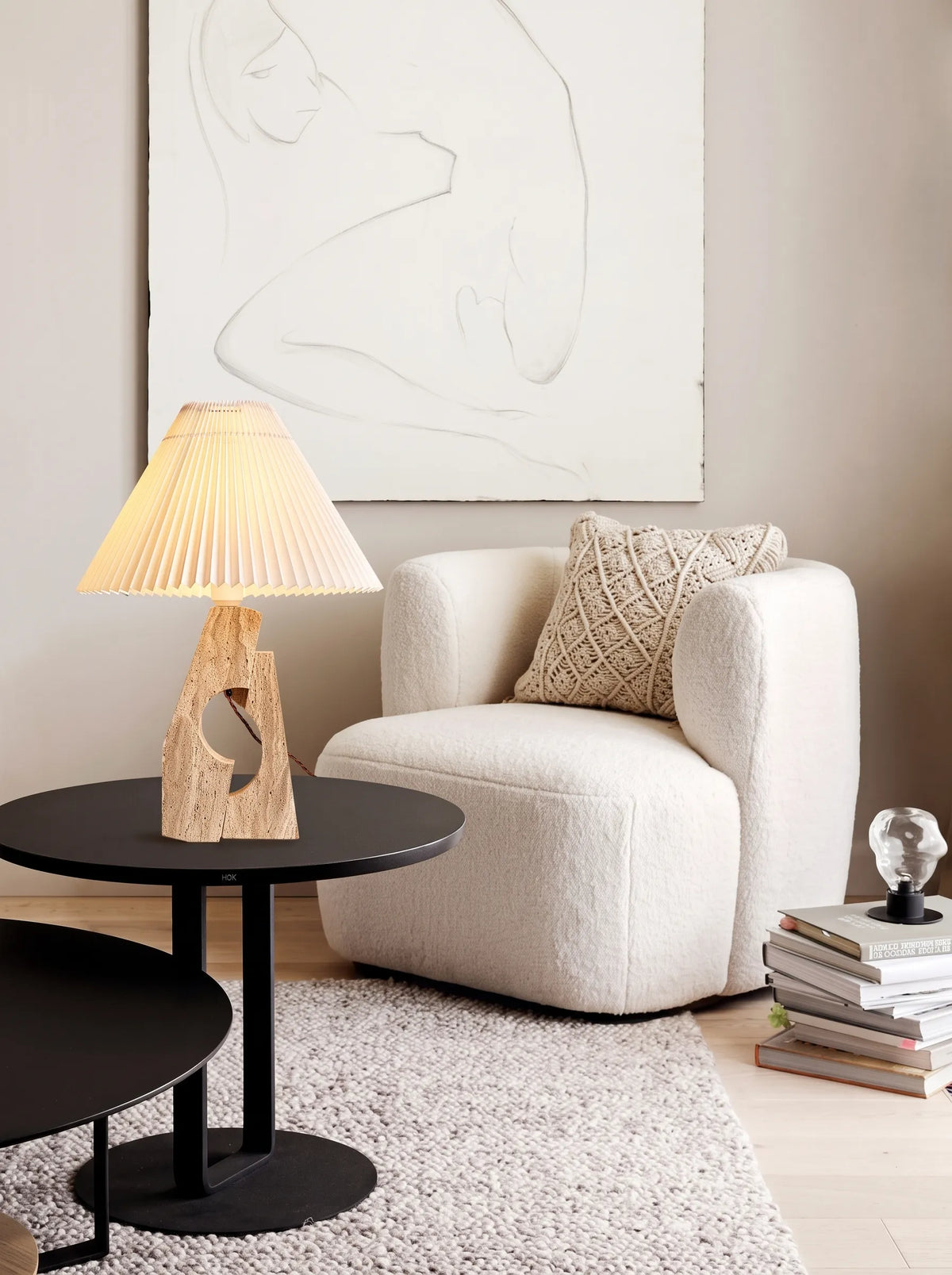 Lámpara de mesa de travertino Travena en un salón sereno – imagen 4